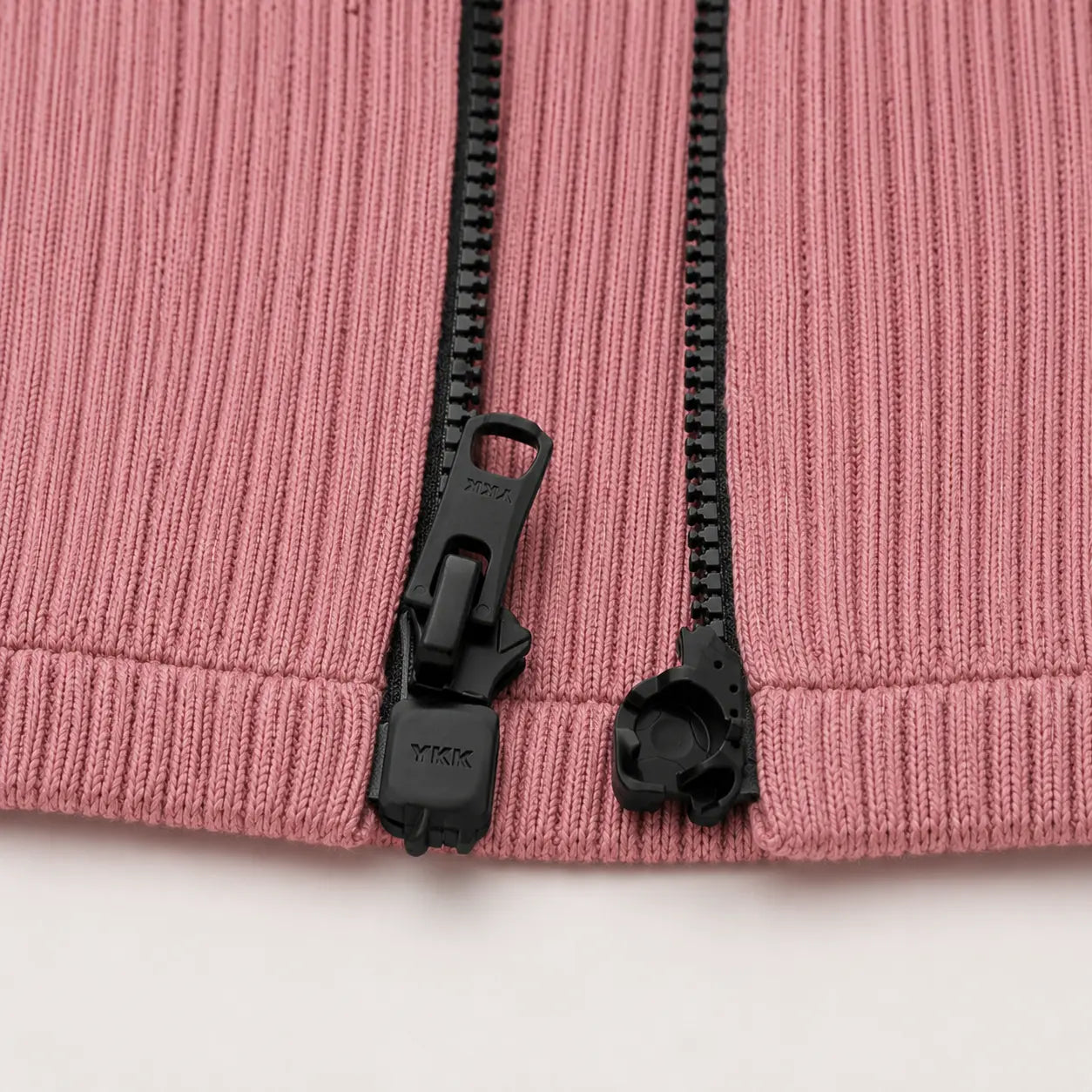 Women’s sweater with magnetic zipper