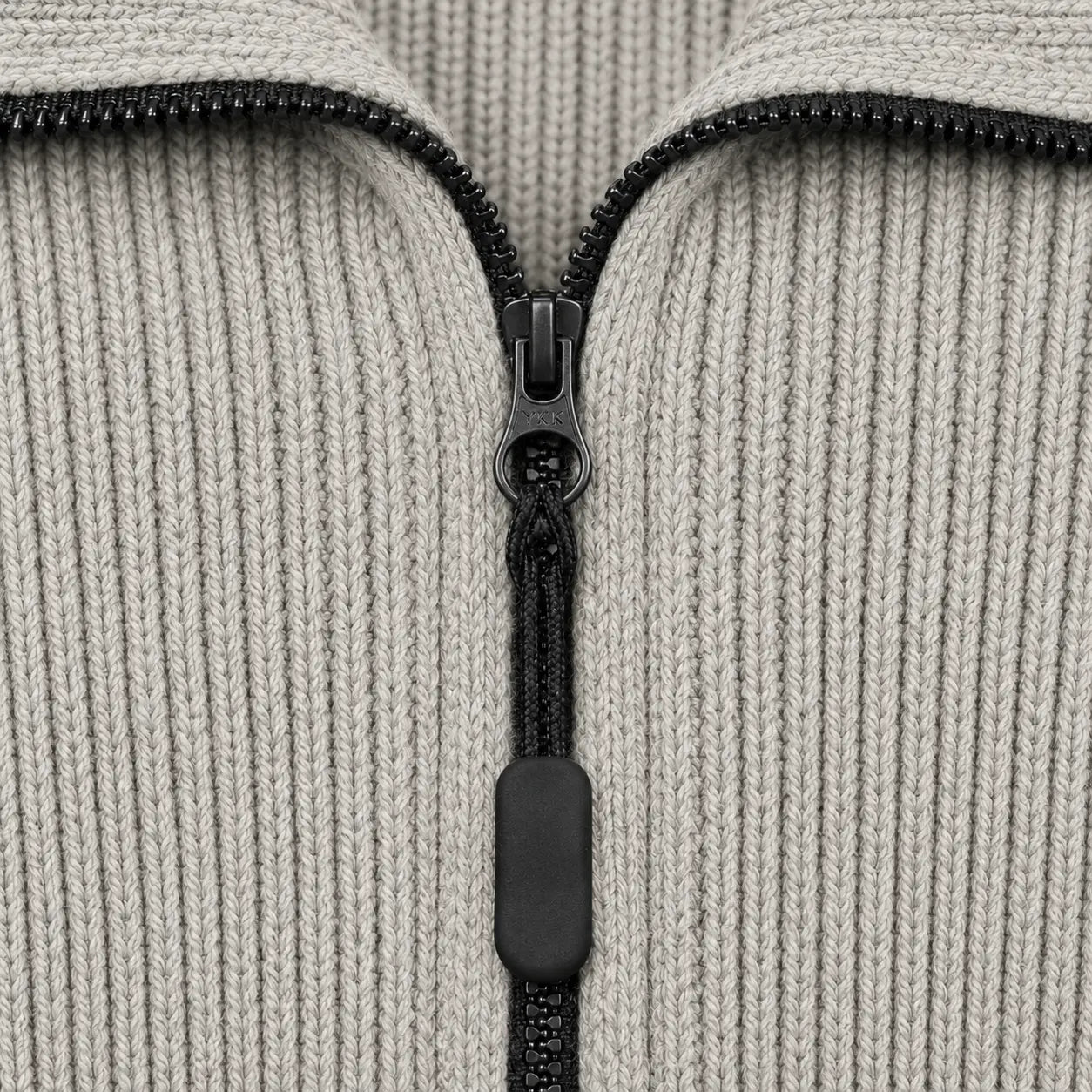 Men’s sweater with magnetic zipper
